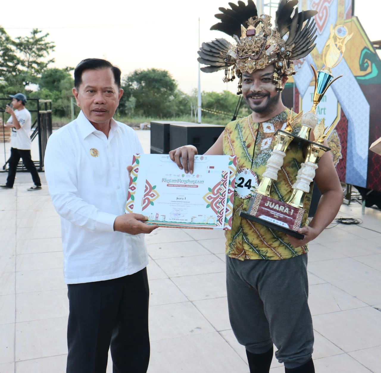 Bupati Serahkan Hadiah Peserta Terbaik Fashion Karnaval