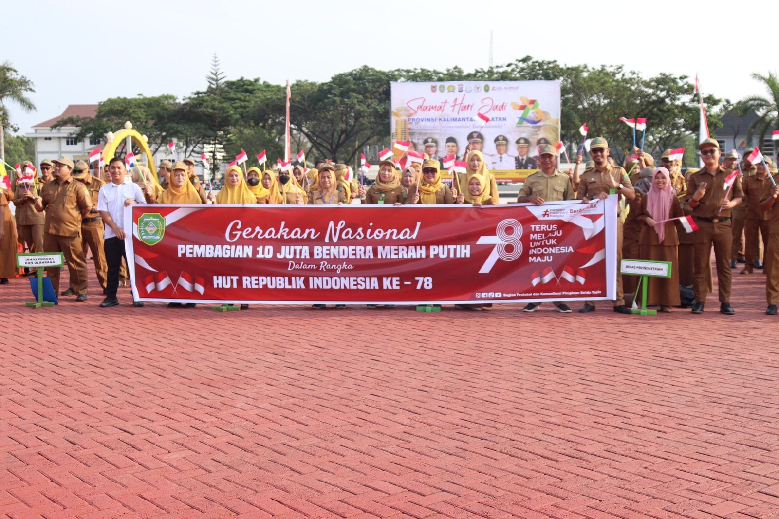 Bupati Tapin Bagikan 10.000 Bendera Peringati HUT RI Ke 78 dan Peringatan Hari Jadi Provinsi Kalsel Ke 73