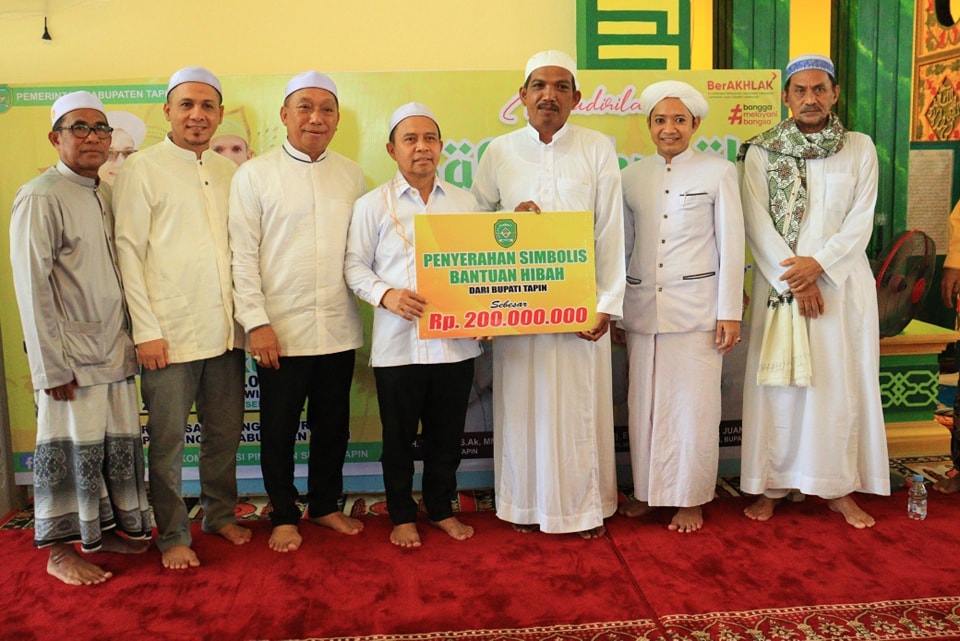Bupati Tapin H Yamani & Wakil Bupati Tapin H Juanda Menggelar Safari Jum’at di Masjid Asyura Desa Labung & Serahkan Bantuan Dana Operasional Masjid